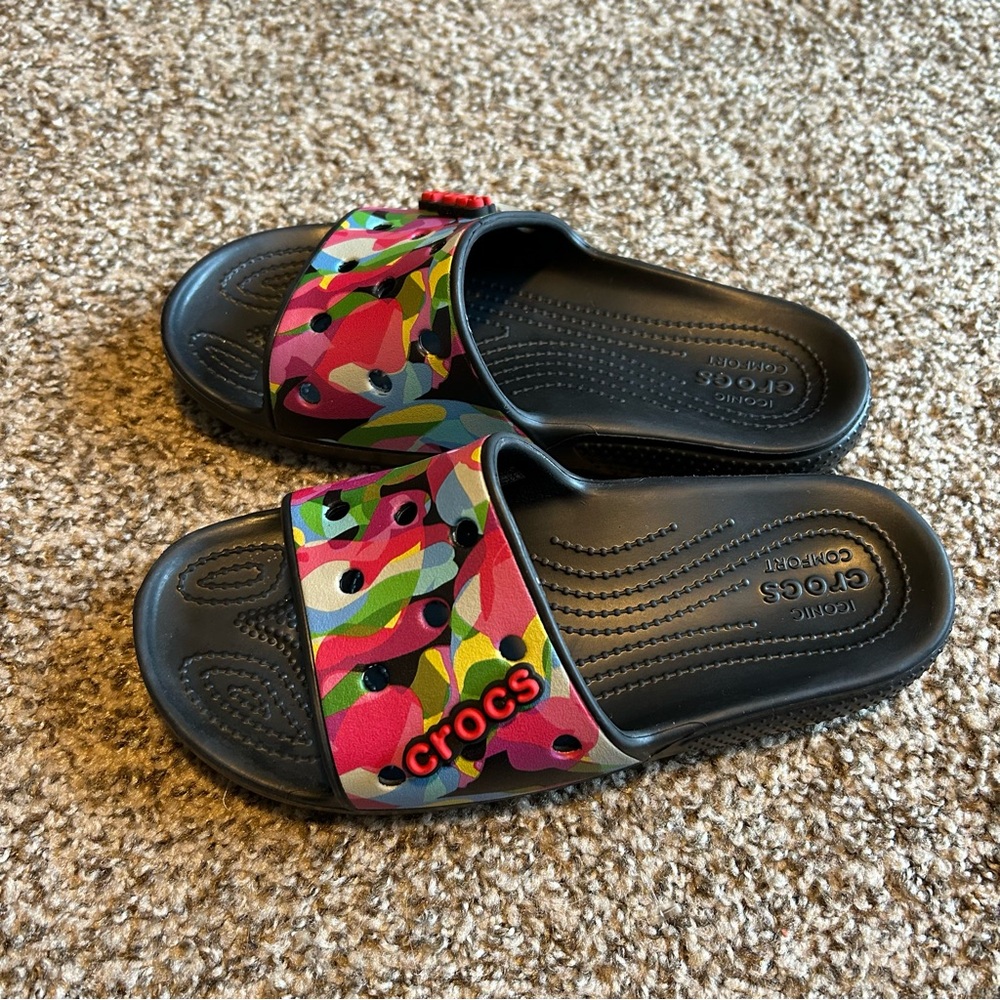 Like new multicolor Crocs slides Women 6, Mens 4